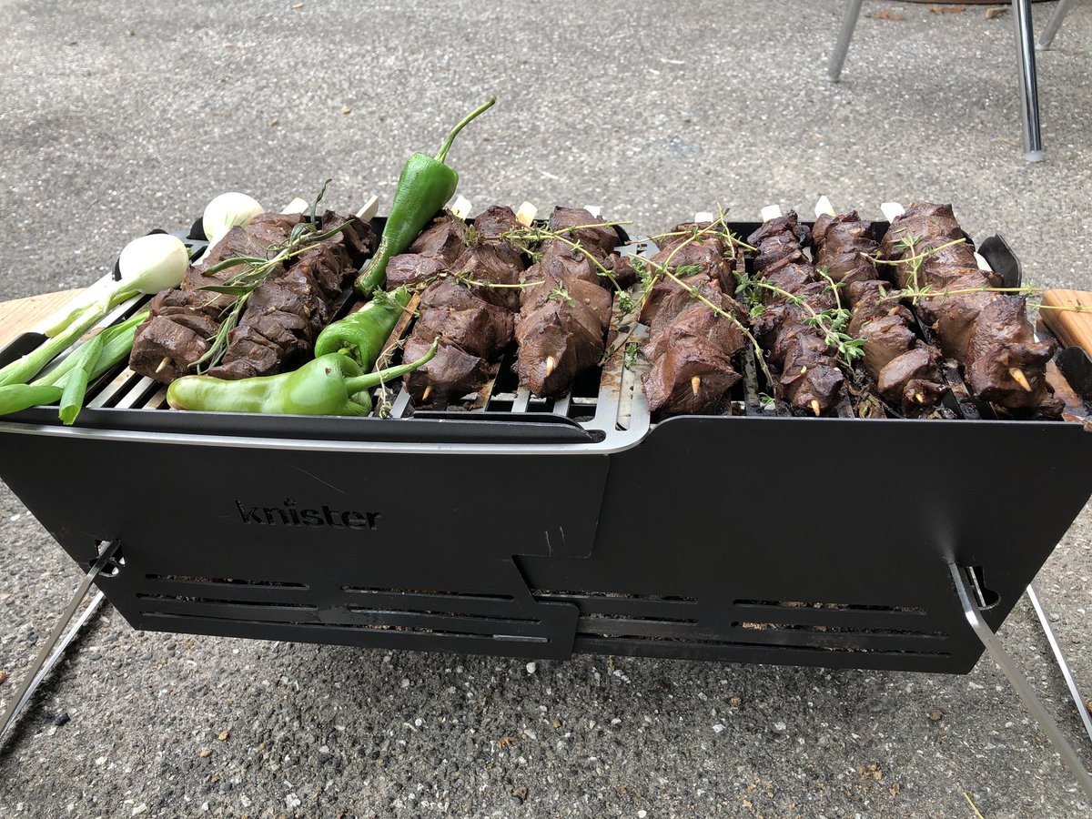 ISchmitt's tweet photo. #knister Grill für die Stadt mit Rinderherzen. #grillcamp. https://t.co/02esqKt38c