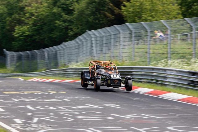 Getting air at Pflanzgarten. 📸 @granturismoevents #caterham #caterham420r #becauseracecar #thering #nurburgring #ring #jump #racecar #sub730 #caterham7 ift.tt/2kGNshM