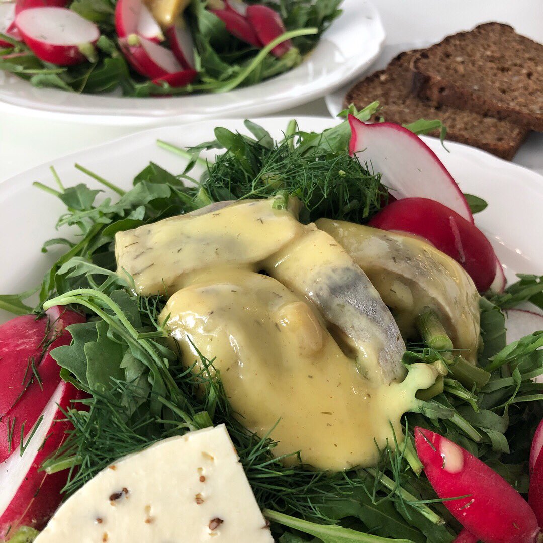 TDigested's tweet photo. These herrings have died and gone to a sweet mustardy heaven! :
:
#pickledherring #swedishfood #kladesholmen #herring #estonianfood #nordicfood #localeats #foodhunter #foodblogger #foodblog #theworlddigested #digestingestonia
#スウェーデン料理 #ニシン漬け #ニシンのマリネ https://t.co/uODfDvXz9b
