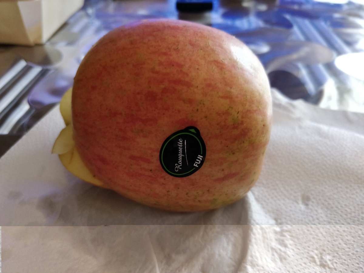imadfer's tweet photo. Compras manzanas con una pinta estupenda, gigantescas, aunque caras, y ya van 3 podridas. Una decepción. Veremos el resto... @Mercadona https://t.co/1DZbH7jB0f
