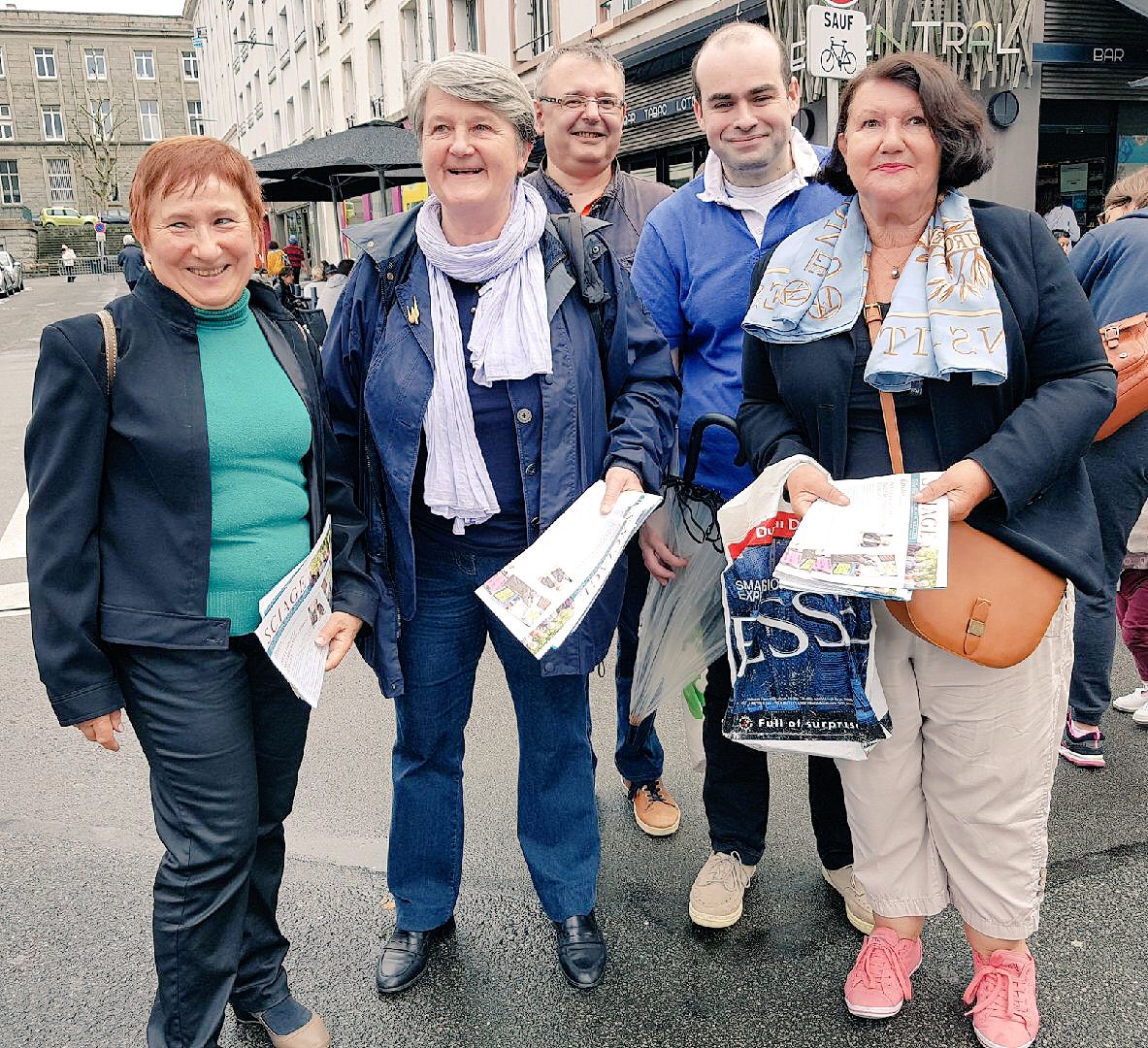 RPBrest's tweet image. Belle ambiance ce matin sur le marché Saint Louis lors de la distribution de #SCIAGE spécial #EMPLOI aux brestois @BMALGORN @jnautret @Pierrette29200 @VBourbigot @Remiherve #Brest