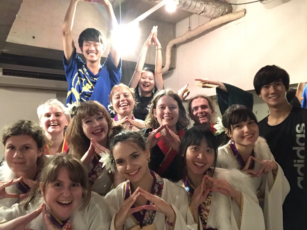 AnotherStory_00's tweet photo. Another Story by 百物語です！
いよいよヨーロッパ組🇳🇱🇸🇪🇫🇮🇫🇷にも
「大妖〜八岐九尾の天気雨〜」の衣装が届きました！

みんな、似合いすぎ…☺️💦 https://t.co/wFPwR8pjVT