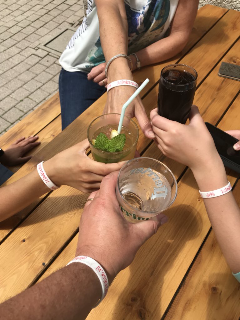 Vandaag aangekomen in de Alpen voor een zeer bijzondere tocht. Aankomende donderdag ga ik achterop de tandem bij mijn collega <a href="/arnoguijt/">arnoguijt</a> meedoen aan de Aple D’HuZes. Wil je me noch sponsoren? Klik dan op bijgaande link: deelnemers.opgevenisgeenoptie.nl/martinklaus