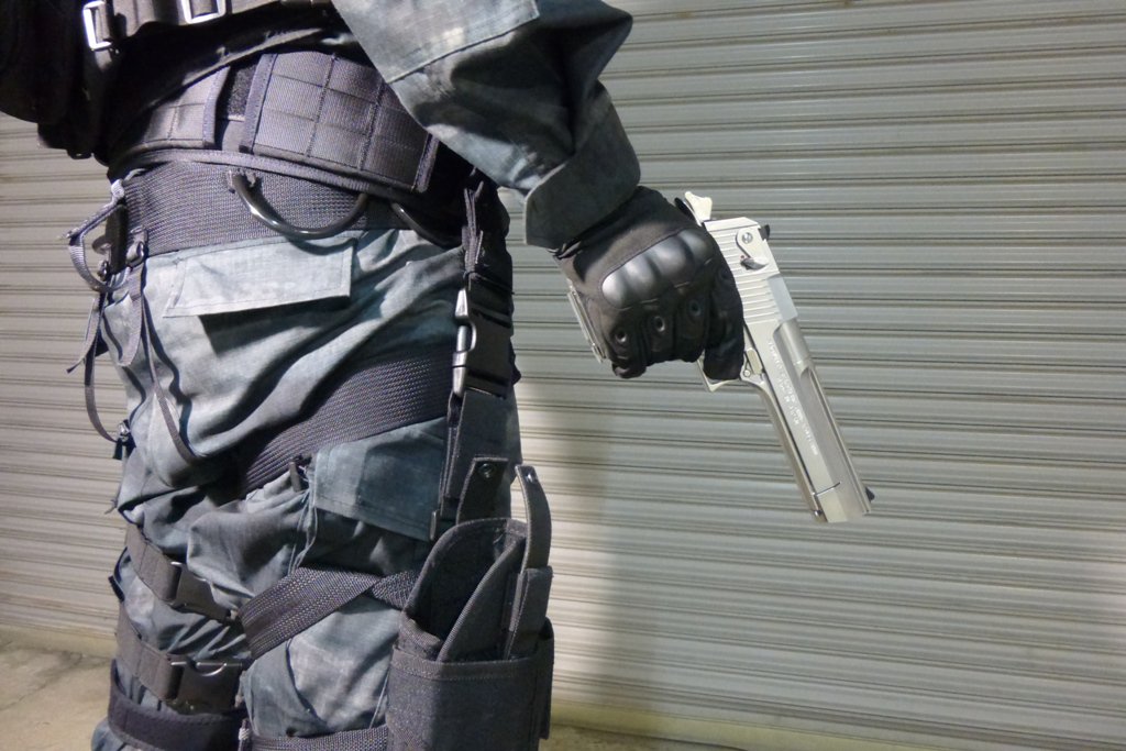 ミニパト 銃はsgr 12 トールハンマーのベースとなる高性能な軍用ショットガンだが 本格的な対b O W 戦を行えるほど強度が高くない 拳銃はデザートイーグル 携行弾数や運用面に難があり 近々アルバート W モデル01pに更改予定 だが 高威力を好んで