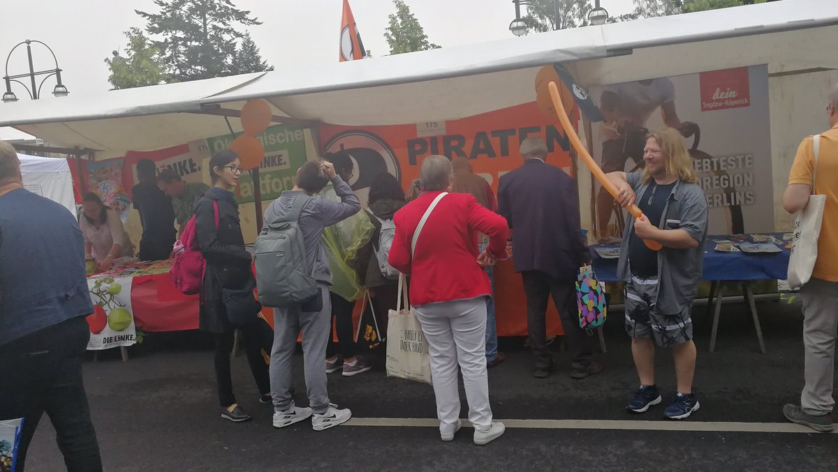 Petrus hatte ei Eisehen, kein Regen mehr #Umweltfestival und schon stärker Zulauf am Infostand #Piraten 😊🙃😄🎉