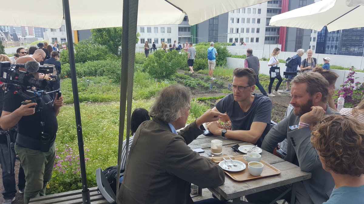 Ook <a href="/Leonge/">Leon van Geest</a> de directeur van de  <a href="/Dakendagen010/">Rotterdamse Dakendagen</a> te gast op de <a href="/d_akkers/">DakAkkers</a> vandaag ... gevolgd door camera ploegen uiteraard ...