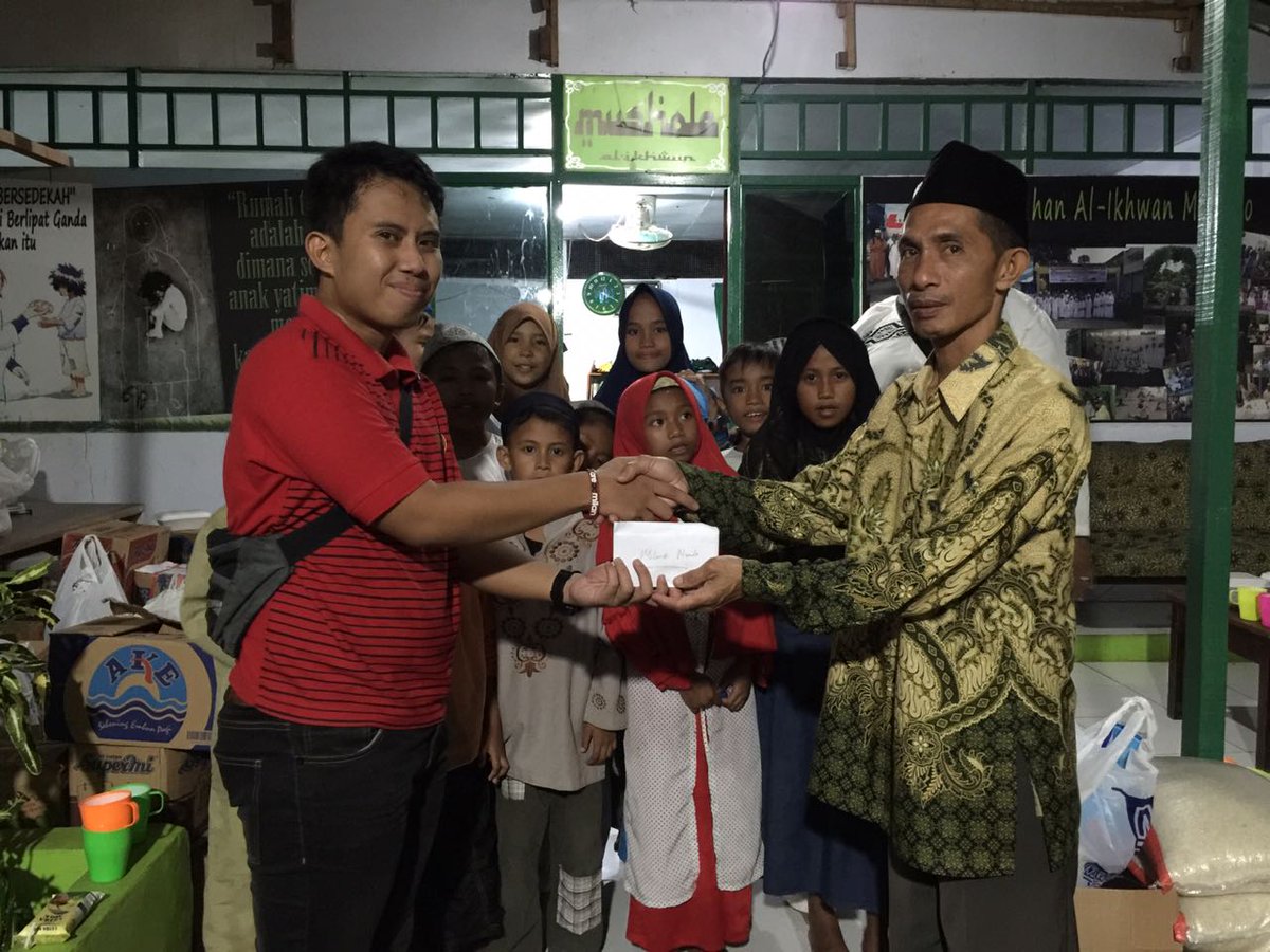 Terima Kasih buat teman² yg sudah menyempatkan diri hadir di Kegiatan tadi baik dari Sezione maupun Basis &amp; Terima Kasih juga buat teman yg sudah memberikan bantuan baik dalam bentuk Dana maupun Barang.. 

Grazie Ragazzi 
Forza Milan