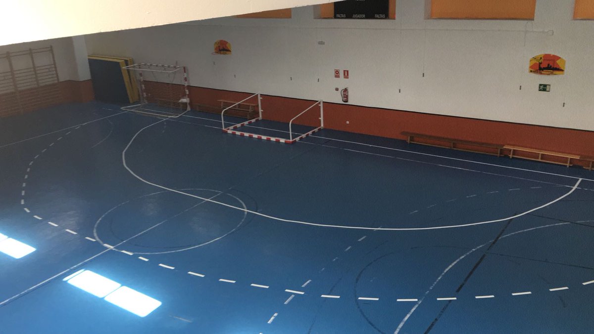 balonmanoikasa's tweet photo. En esta pista se han formado nuestros Campeones, es la pista del CEIP Fernández Moratin y no nos referimos a los jugadores, sino al 14*20 donde han entrenado nuestros cadetes este año! Hemos "pintado" dos áreas para poder entrenar aquí este año...estos son nuestros medios reales! https://t.co/PkaY3mU2OI