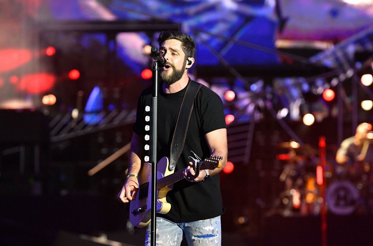 ThomasRhettFan_'s tweet photo. 📸 Photos: @KennyChesney's "Trip Around The Sun" Tour https://t.co/R7UQ8v8Sin @ThomasRhett #ThomasRhett https://t.co/XfrbYqz9vc