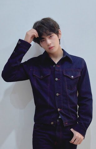 kayadoesit's tweet photo. He can do whatever he pleases to he’s beautiful in every other way. His happiness comes first and ARMYs are for encouraging BTS not for discouraging them. We love you TaeTae ❤️❤️❤️❤️#KeepYourHairLongTaehyung https://t.co/fYAaxTEPUp