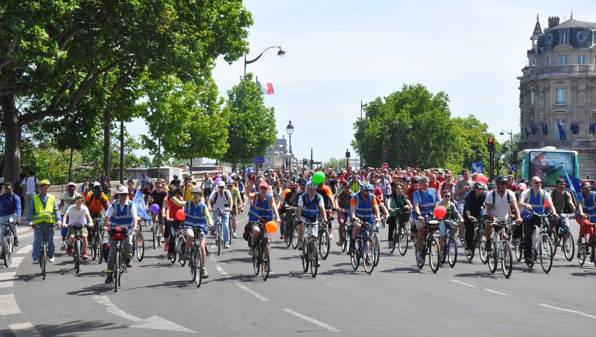 FFVelo_officiel's tweet photo. La France aime le vélo et le prouve cette semaine avec plus de 500 animations gratuites pour toutes et tous ! A vélo tout est plus beau, avec la #FeteDuVelo ! Coucou @ONU_fr 🤗 https://t.co/ES8RiIJaLZ