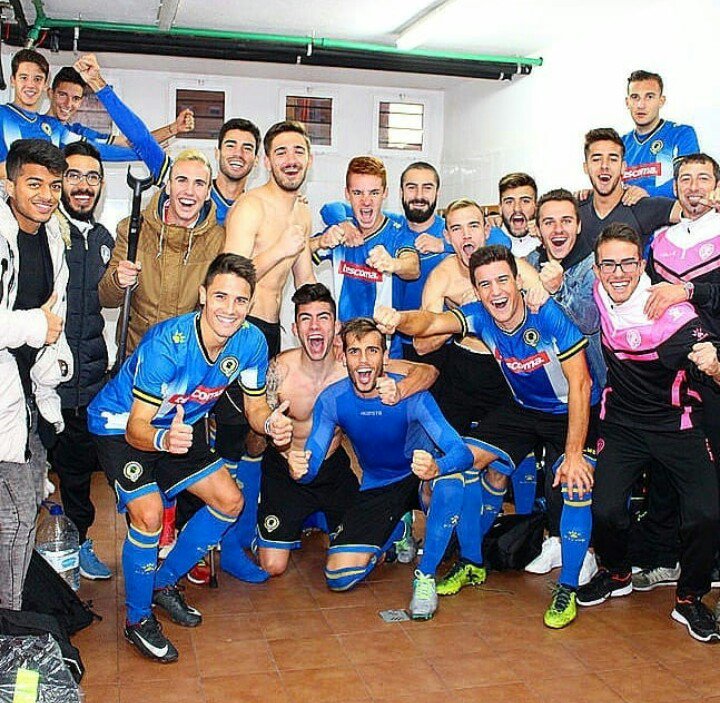 pedro_torres98's tweet photo. Gracias compañeros, gracias afición. Gracias @herculescfb ! ⚽❤ https://t.co/ijGoz5Eckf