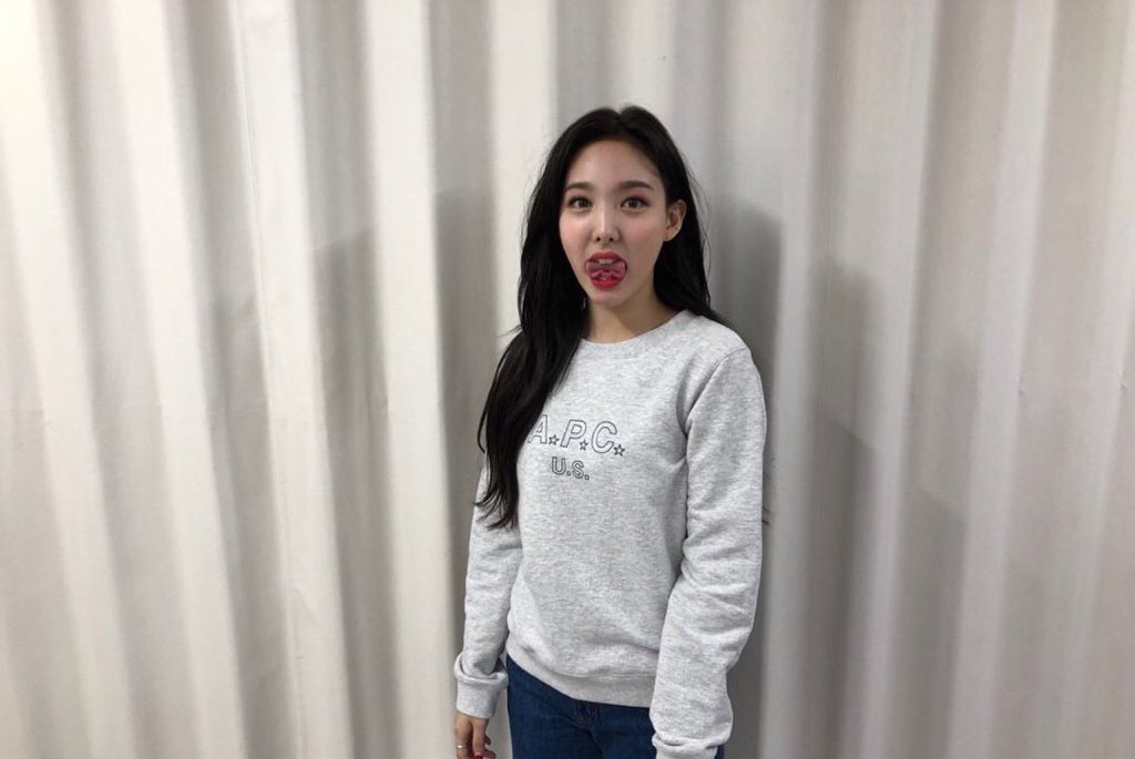 nayeonpics's tweet photo. yes it’s true I love a dork https://t.co/ItrbEjXep9