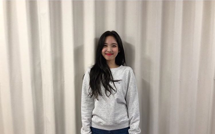 nayeonpics's tweet photo. yes it’s true I love a dork https://t.co/ItrbEjXep9
