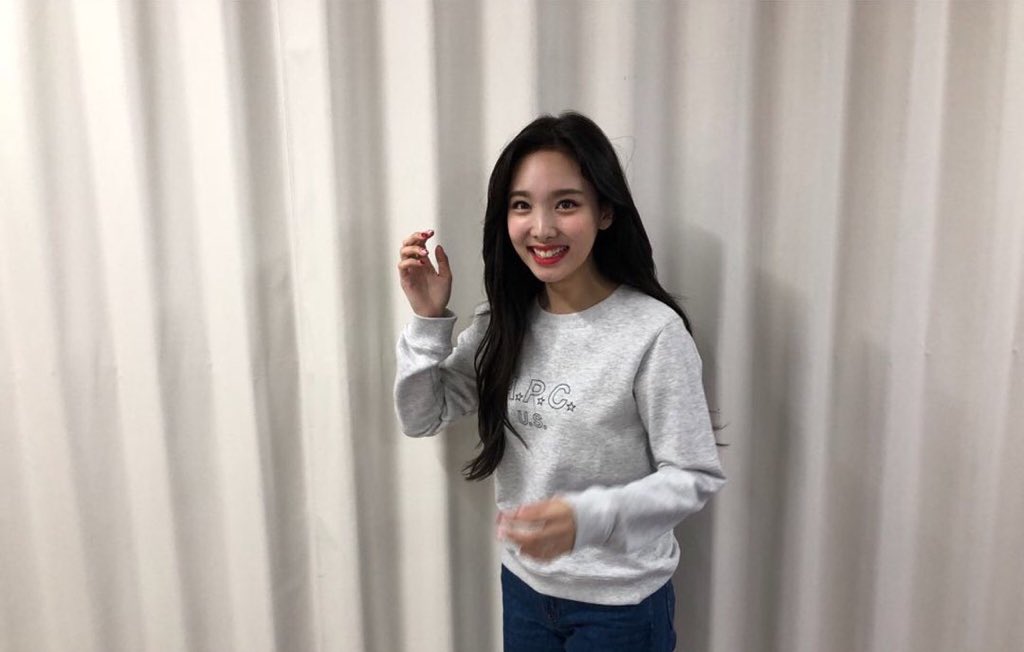 nayeonpics's tweet photo. yes it’s true I love a dork https://t.co/ItrbEjXep9