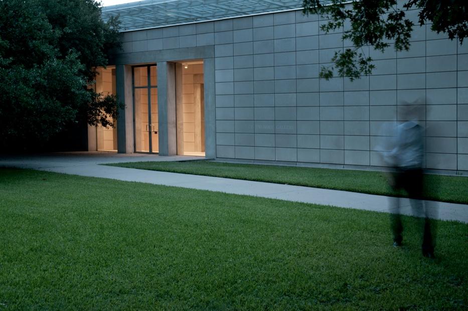 crowdcontrolus's tweet image. RT @MenilCollection: Associate Curator Clare Elliott will lead a tour of the #CyTwombly Gallery this Friday, June 8, at noon for Menil members. She will discuss the origins of the project, the architecture, and the art housed inside bit.ly/2IBE8pH