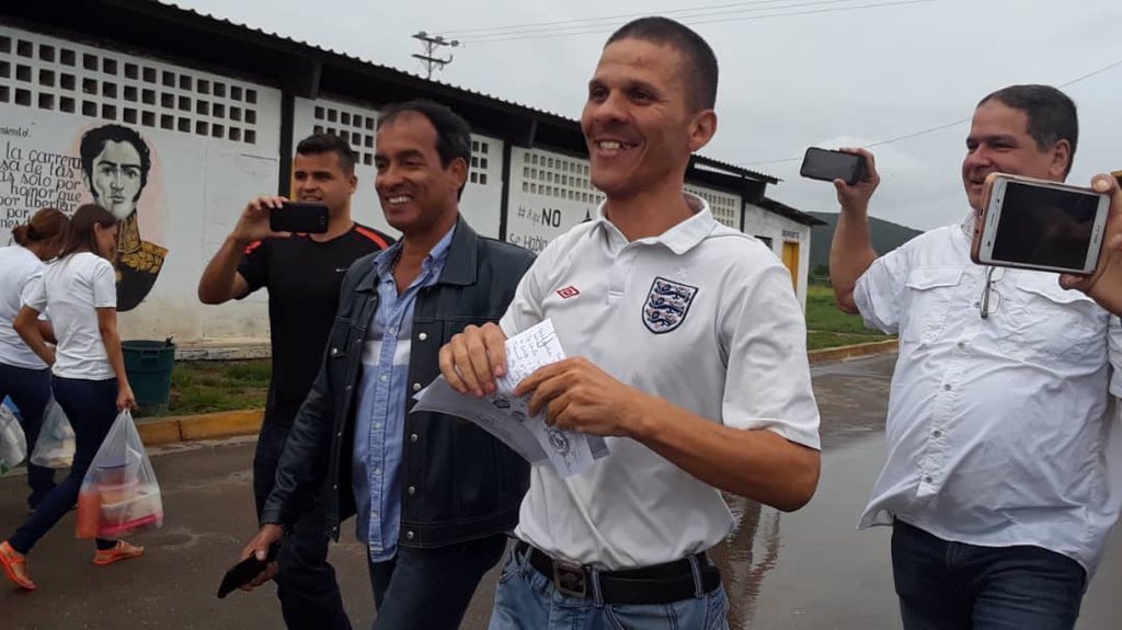 Miguel_Pizarro's tweet photo. El diputado @GilberCaro estuvo 17 meses secuestrado y sometido a los tratos más crueles por parte de este régimen. Hoy, finalmente, celebramos su excarcelación. Gilber es INOCENTE y jamás debió estar preso. Exigimos su libertad plena y la de todos los presos políticos. Fuerza! https://t.co/zlmsRNbX9E