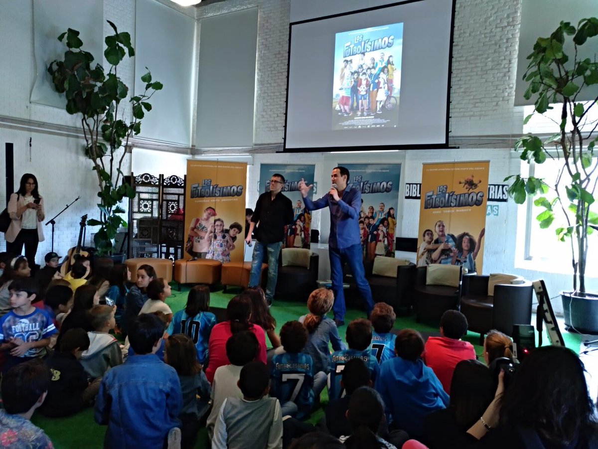 Robrto_santiago's tweet photo. Otro domingo espectacular en la @FLMadrid. Mil gracias por acercaros al @_ElRetiro en busca de firma, foto o noticias sobre #LosFutbolísimos o #LosForasteros. Y gracias por aguantar las colas, hoy cerraron la caseta y seguí firmando en un banco 😅 @Literatura_SM  @comunicacionsm https://t.co/LfuyxZ64LL
