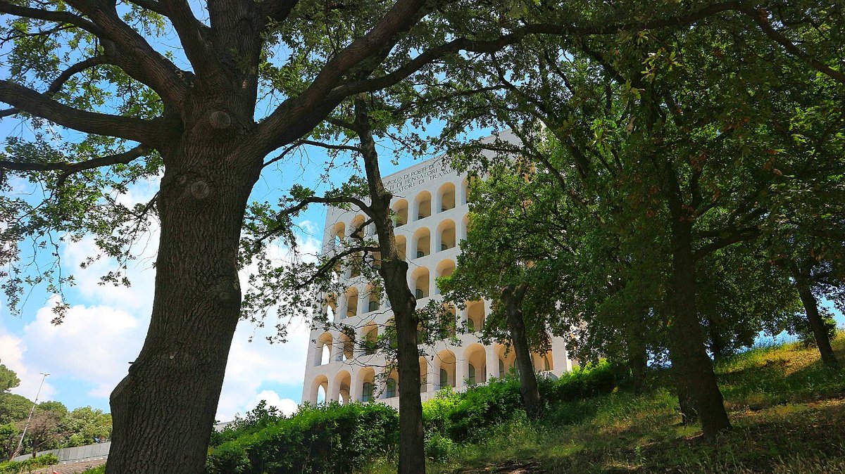 Holaa! 🤗 scommettiamo che non tutti conoscevate il Colosseo Quadrato a Roma! 😱 Avete letto bene, non il classico e conosciutissimo Colosseo, ma un monumento altrettanto particolare! 
Ci siete mai stati o ne avete sentito parlare? 😀⬇️
bit.ly/2JdTaSQ