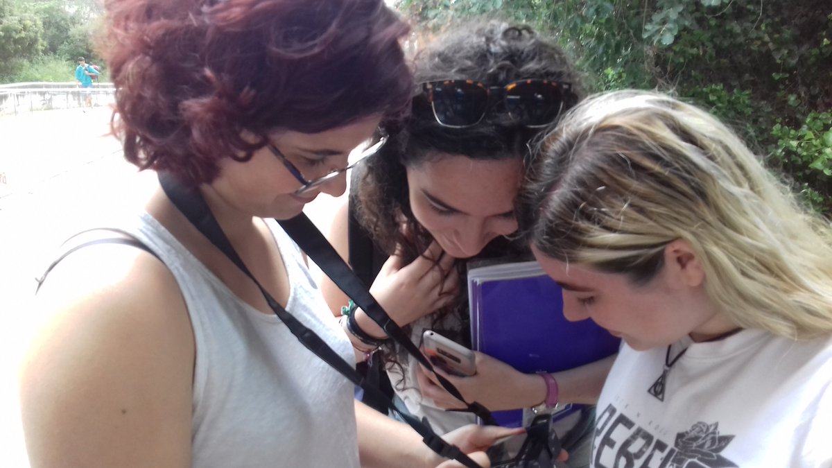 LauraGR225's tweet photo. Aquí comprobando que todos los vídeos de nuestra práctica hubiesen quedado bien :D
#lemursuab #aumentemlauni #UAB https://t.co/kTUlerGQTf