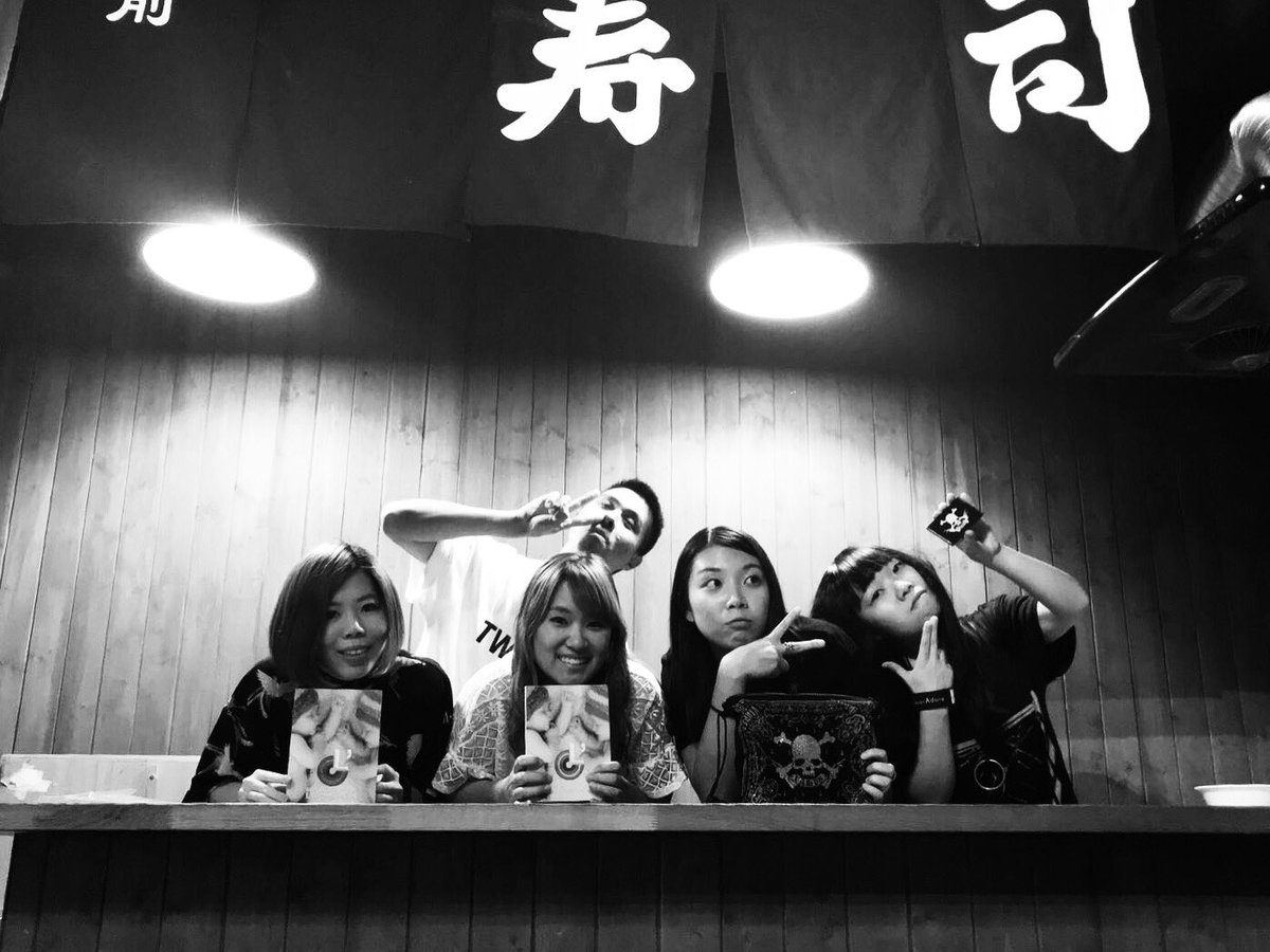 hy_zu_ii's tweet photo. 今夜はラニバ+黒ミサの打ち上げ。
全員浮気の状態で。
#変だから最高 #ODDisAWESOME https://t.co/wGhz2lHqwC