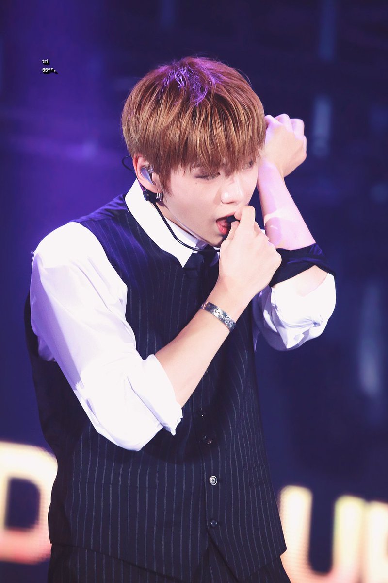 강다니엘 왜 자꾸 죄다 입으로 가져가지 | 인스티즈