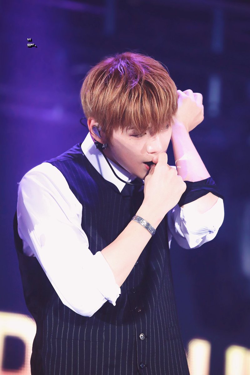 강다니엘 왜 자꾸 죄다 입으로 가져가지 | 인스티즈