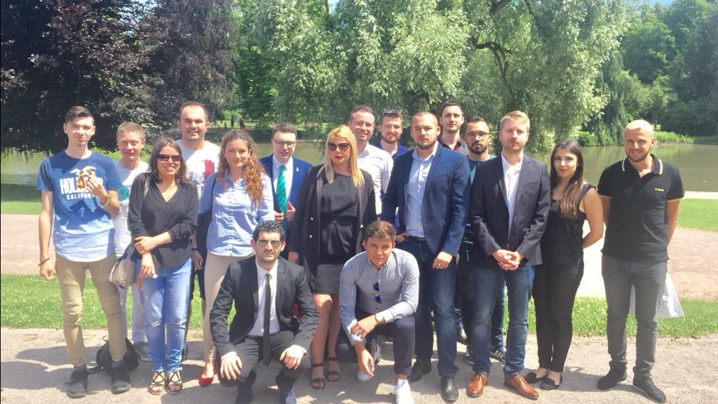 rnj_var's tweet photo. Le #FNJVar conquis par l’Europe des Nations et des Libertés, un nouvel horizon pour lequel nous nous engagerons lors des prochaines élections européennes !
Merci à @NicolasBay_ pour ce rassemblement des jeunes nationaux Français et Européens !
#GénérationNation 🇫🇷 https://t.co/L9Ku82uNcW