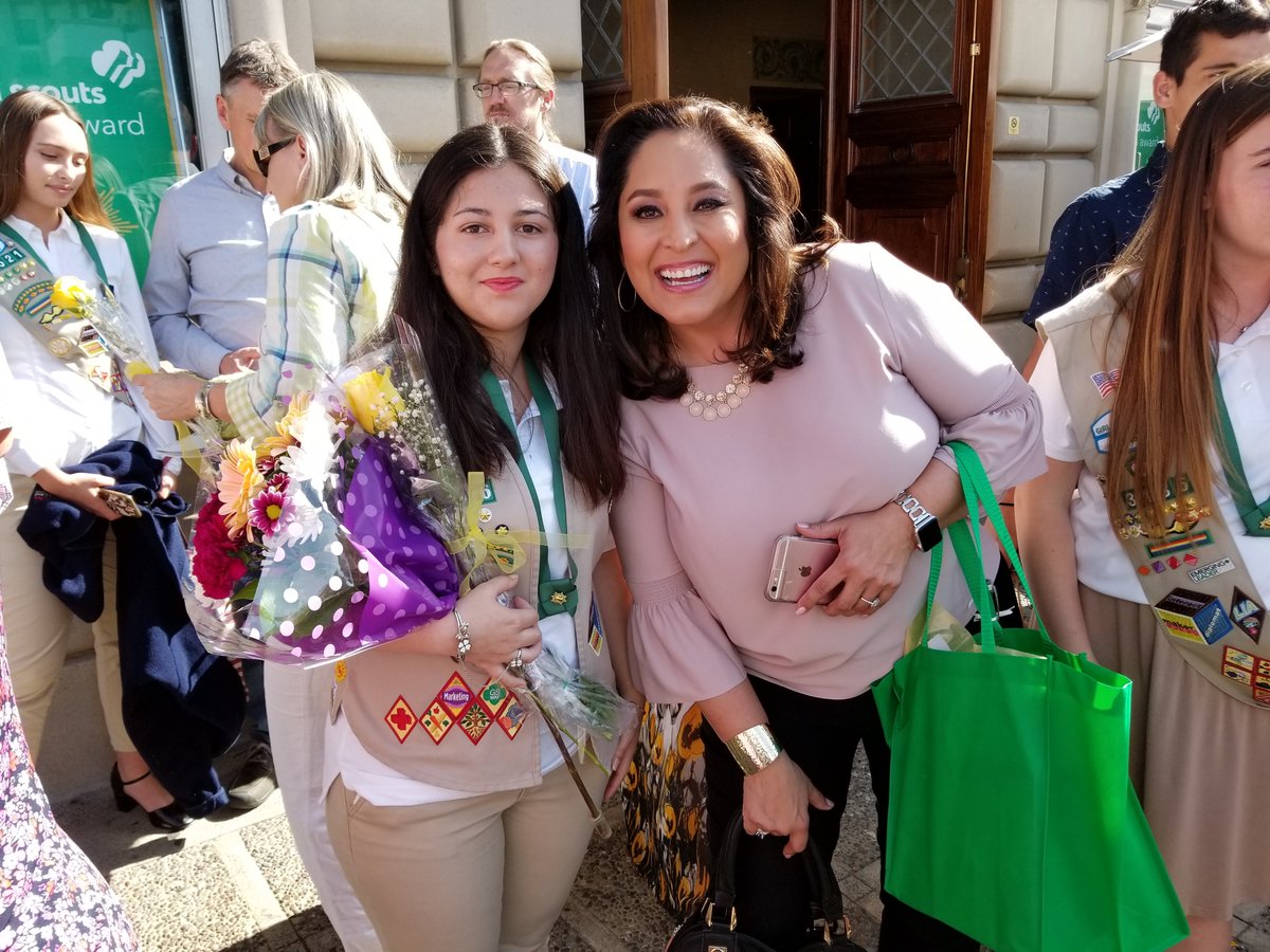@LynetteRomero 
This is Jayleen Ramos, Troop 2406 first #gsGoldAward recipient she’s now a student
at @MSMU_LA but found time to be a registered adult leader and mentor in our troop.
#G.I.R.L.Agenda @PandaScouts @GirlScoutsLA @GSGLA_STEAM @girlscouts