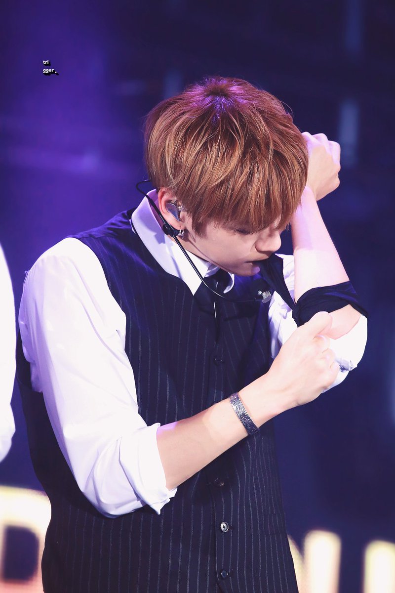 강다니엘 왜 자꾸 죄다 입으로 가져가지 | 인스티즈