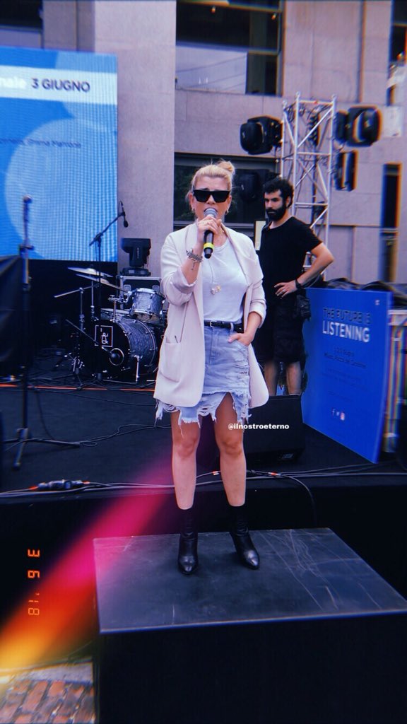 merybestiatutta's tweet photo. Impazzisco per la Sua bellezza 💛💋🍦🎤💥

#realb @MarroneEmma #live #Rds #Radiocity #Milsno https://t.co/mc2qzr9n4P