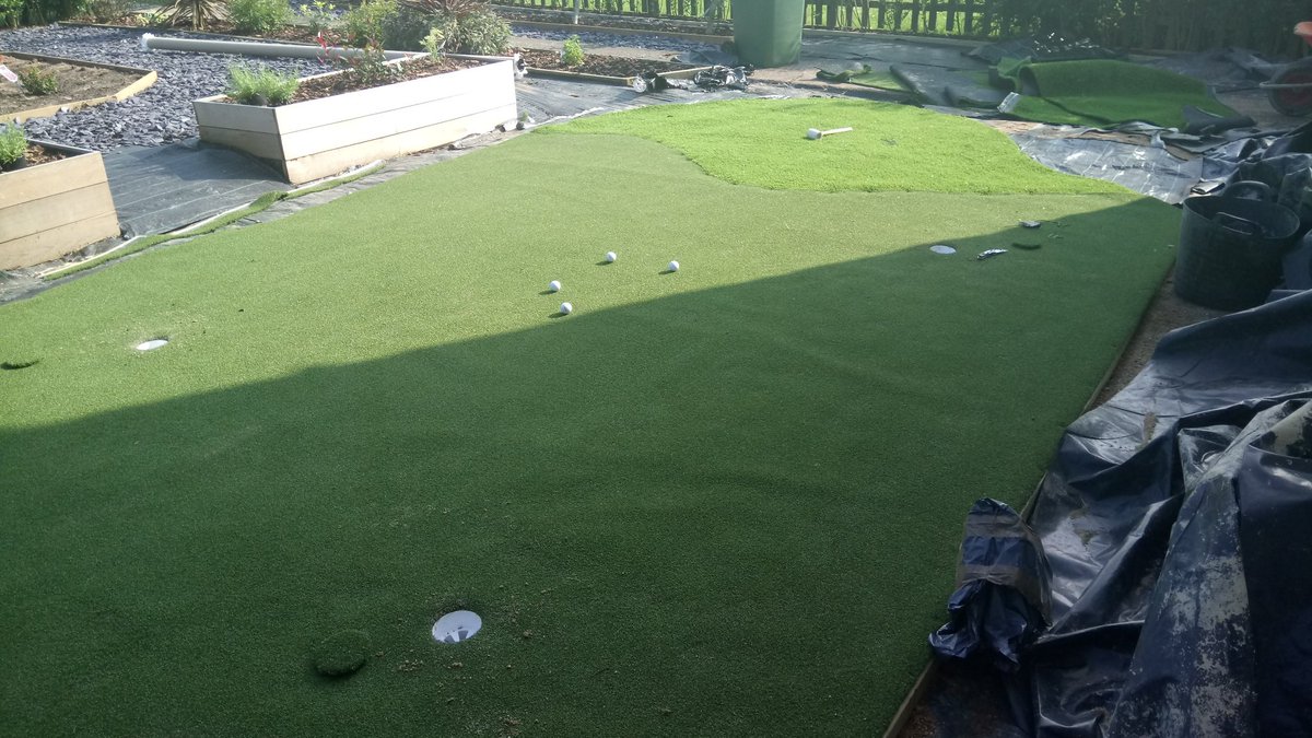 ogle13's tweet photo. There has been some serious incidents going on in my front garden this past week @4golfonline @CoachLockey #GreenMyGarden https://t.co/A7NgRpLXbV