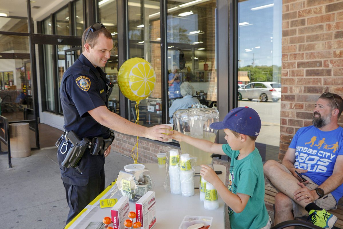 KCDADs's tweet photo. One of @LenexaPolice finest stopped by @AlexLemonade to donate and grab a refreshing cup of lemonade!  #LemonadeDays #citydads https://t.co/3Yj8qkwKZ4