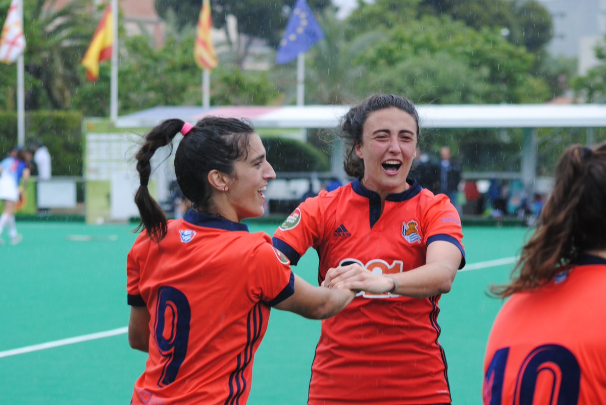 MatiasLSartori's tweet photo. Así ha sido la FIESTA de la @RSHockeyFemenin tras proclamarse campeonas de la Liga @iberdrola en el @RCPoloBarcelona #FinalFourRCPB @RealSociedad https://t.co/mFJfDxKcRM
