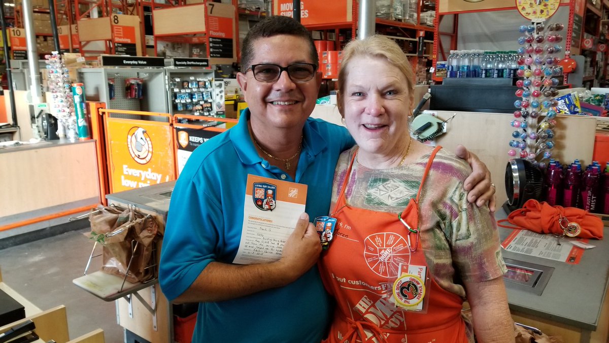 RyanMoore5855's tweet photo. Great start to a Sunday Morning!  Service Dept associate Karen recognized HC Frank for taking care of our people!  Great job Frank! https://t.co/jVtff824C9
