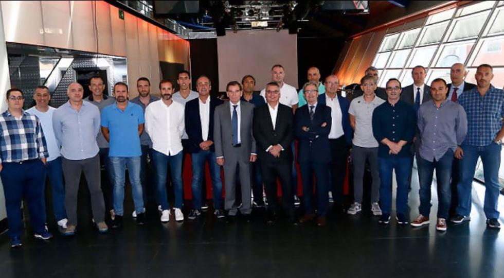 Basket_MD's tweet photo. Entrenadores ACB: radiografía de una temporada sangrienta https://t.co/81QmrjJ6nF https://t.co/kYzUj8aALy