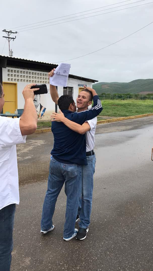 YonGoicoechea's tweet photo. Gilbert Caro saliendo en libertad esta mañana... Dios lo acompañe. https://t.co/1Itq9F8j6P