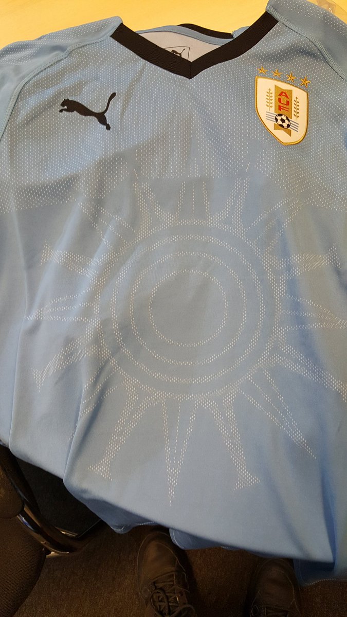 salimbaungally's tweet photo. Un nouveau maillot à gagner sur @SFR_Sport pour le mondial 2018!
Le maillot @pumafootball domicile de l'#Uruguay.
Pour cela c'est très simple:
RT+Follow @salimbaungally et @SFR_Sport 
TAS demain !
#NewLevels https://t.co/aj0Tgt9z7e