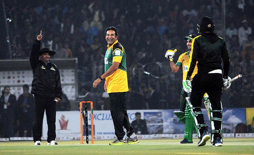 realshoaibmalik's tweet photo. Salgira Mubarak captain 🎂🎂🎂

Lots of duas for your health, wealth, deen, duniya and your beautiful family #HappyBirthdayWasimAkram https://t.co/5eun3IzaIj