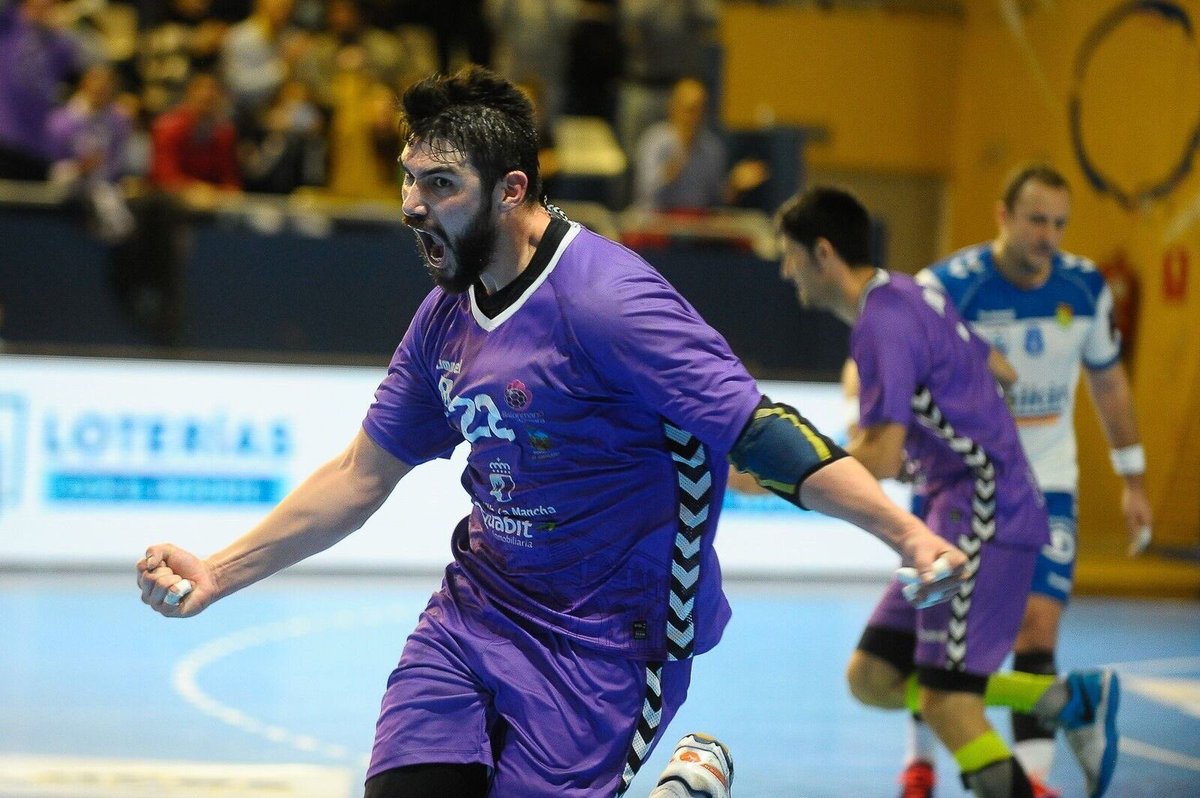UniversoHB's tweet photo. [#7UniversoHandball🏆] RT para votar a @javi22garcia 🇪🇸 como mejor pivote de la @balonmanoASOBAL 17/18. 🔝👏🏼 https://t.co/bE0kIt1BiJ