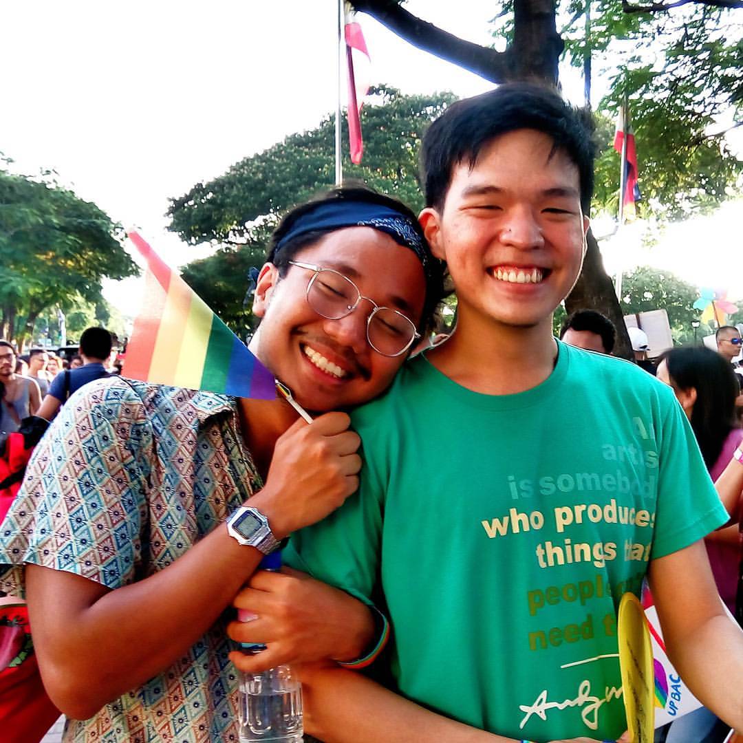 supmoskie's tweet photo. @mmprideorg A3: Got invited by this gorgeous friend of mine ( @matteopelayo ) and tbh I was skeptical at first because I'm shy and not a fan of going to a crowded area. Eventually I got out of my comfort zone and just had fun being in the moment. Truly worth it hihi 👌
#FirstPrideFeels https://t.co/DJ0ZJvIF67