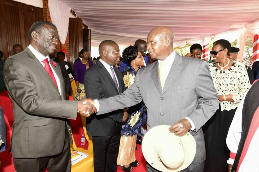 mukulaa's tweet photo. Face to face in NAMUGONGO H.E The PRESIDENT shakes hands with COL Kizza Besigye after prayers #statemanship https://t.co/DXIDIBu6hQ