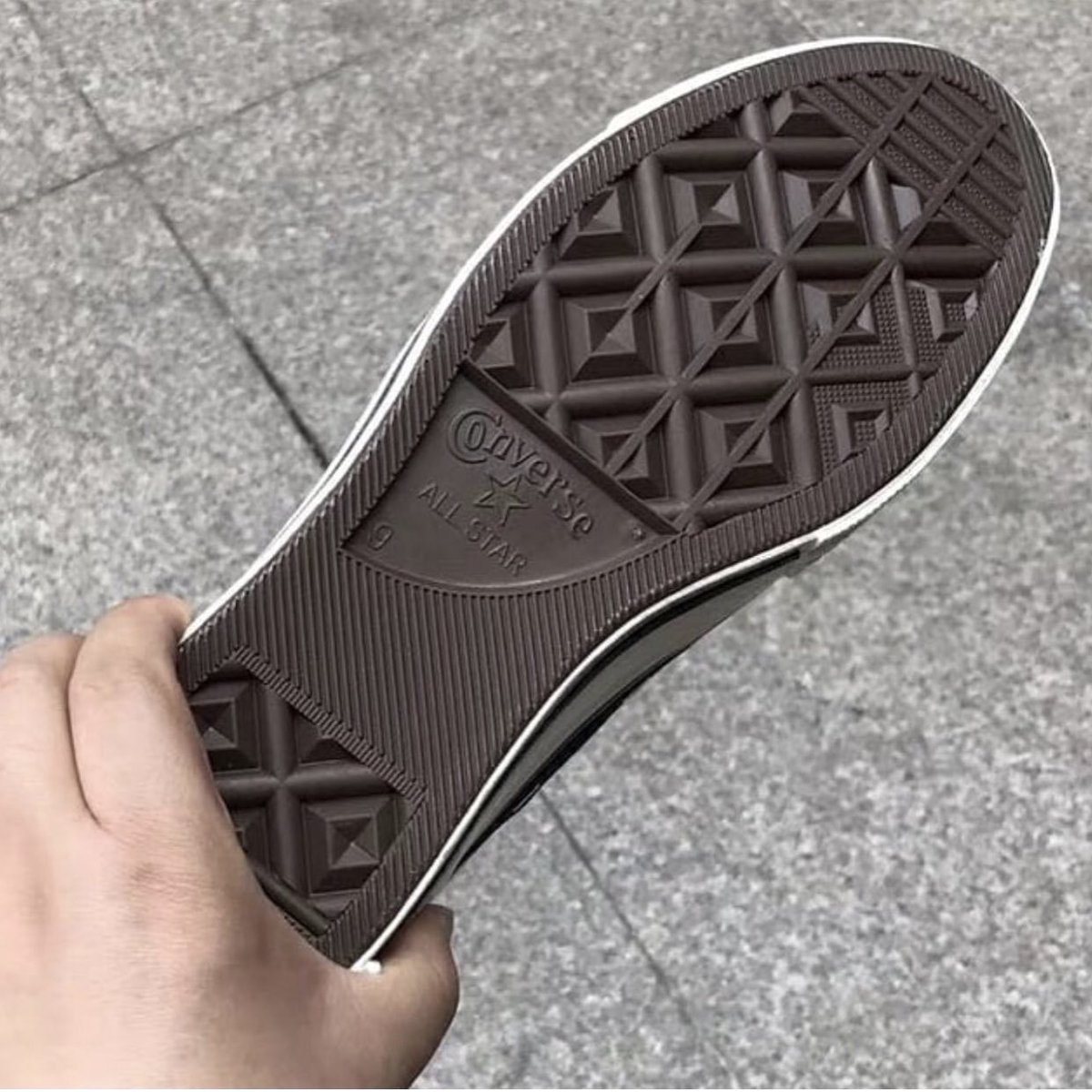 CaminoTV's tweet image. LA CHUCK TAYLOR 70’ SWOOSH AUX PIEDS DE @KingJames ! 👀🔥

VOUS PRÉFÉREZ CETTE VERSION OU LA CLASSIQUE ? 🙂

🔜
@NikeFrance @Converse