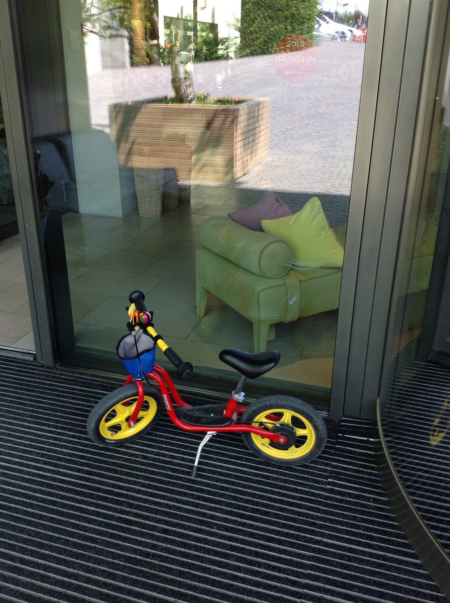 seeroseresort's tweet photo. ...keiner zu klein um sich für die tollen Berufe #berufhotelgastro zu interessieren #pleasedisturb https://t.co/qjb0XCpswM
