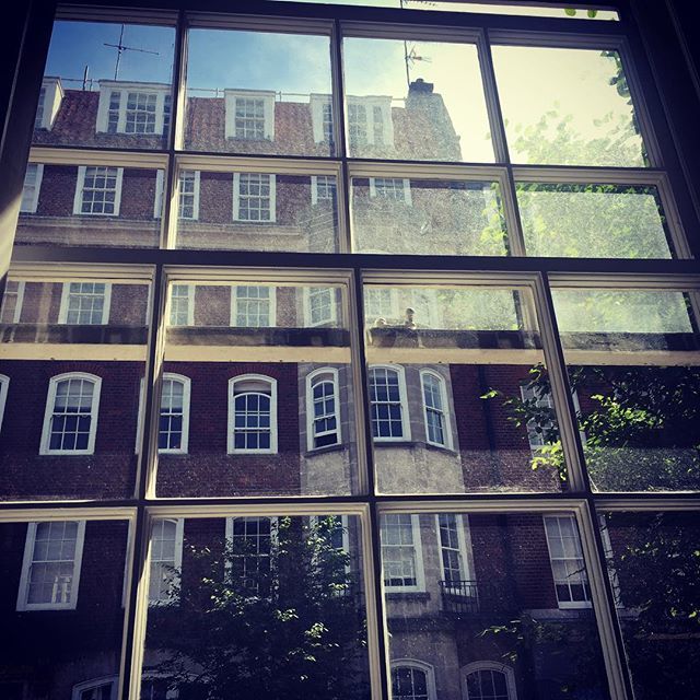 DrLauraBowie's tweet photo. Good morning London โ๏ธโ๏ธโ๏ธ #lifeinthecity #visitlondon #london #londontown #marlybone #sunday #summer #citybreak #window #pane #sashwindows #morning #weekend #street #streetlife https://t.co/AK1cPqpOMR https://t.co/PzhUkiLRTF
