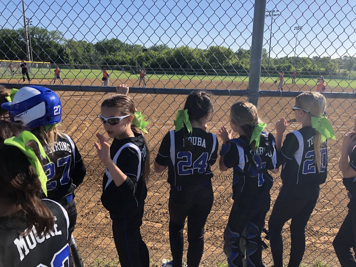 WD16uJH's tweet photo. Girls rocking the green JG today.  #JGstrong #wascoproud https://t.co/HNhiwaYwZ2