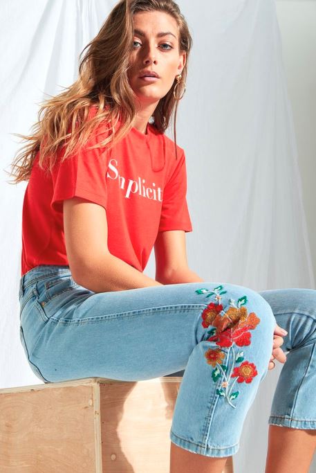 DressesIRL's tweet photo. sunday ootd: mom jeans &amp; cosy tee's 💘💘 20% off with code DRESSES20
shop the jeans: https://t.co/rx4FJesLti https://t.co/Xyu4RYrdHl