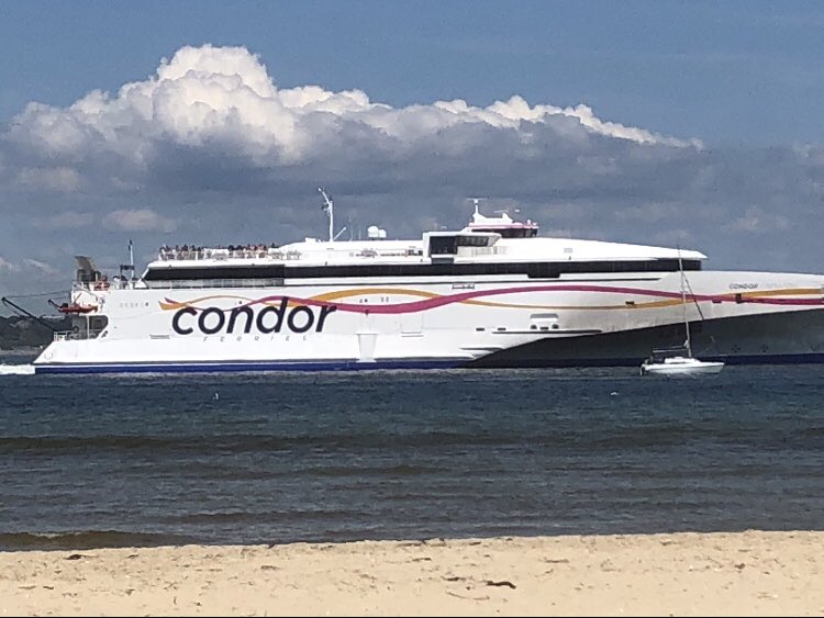 SimonsZack's tweet photo. @essex_girl71 Is Enjoying Her Sunday Down At The Beach &amp; See’s #CondorLiberation Pass On By! 🙌🏼 @Condor_Ferries Lovley Weather For Today’s Voyage! ☀️#ChannelIslands #Jersey #Guernsey #Condor #GoodTimes 👍🏼 https://t.co/VtvmD96nMi