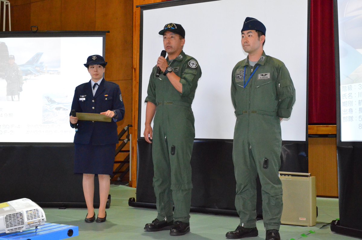 自衛隊福島地方協力本部 制服がお似合いですねっ 左 戦闘機パイロットさんのトークショー 右 自衛隊福島地方協力本部 制服がお似合いですねっ 左 戦闘機パイロットさんのトークショー 右