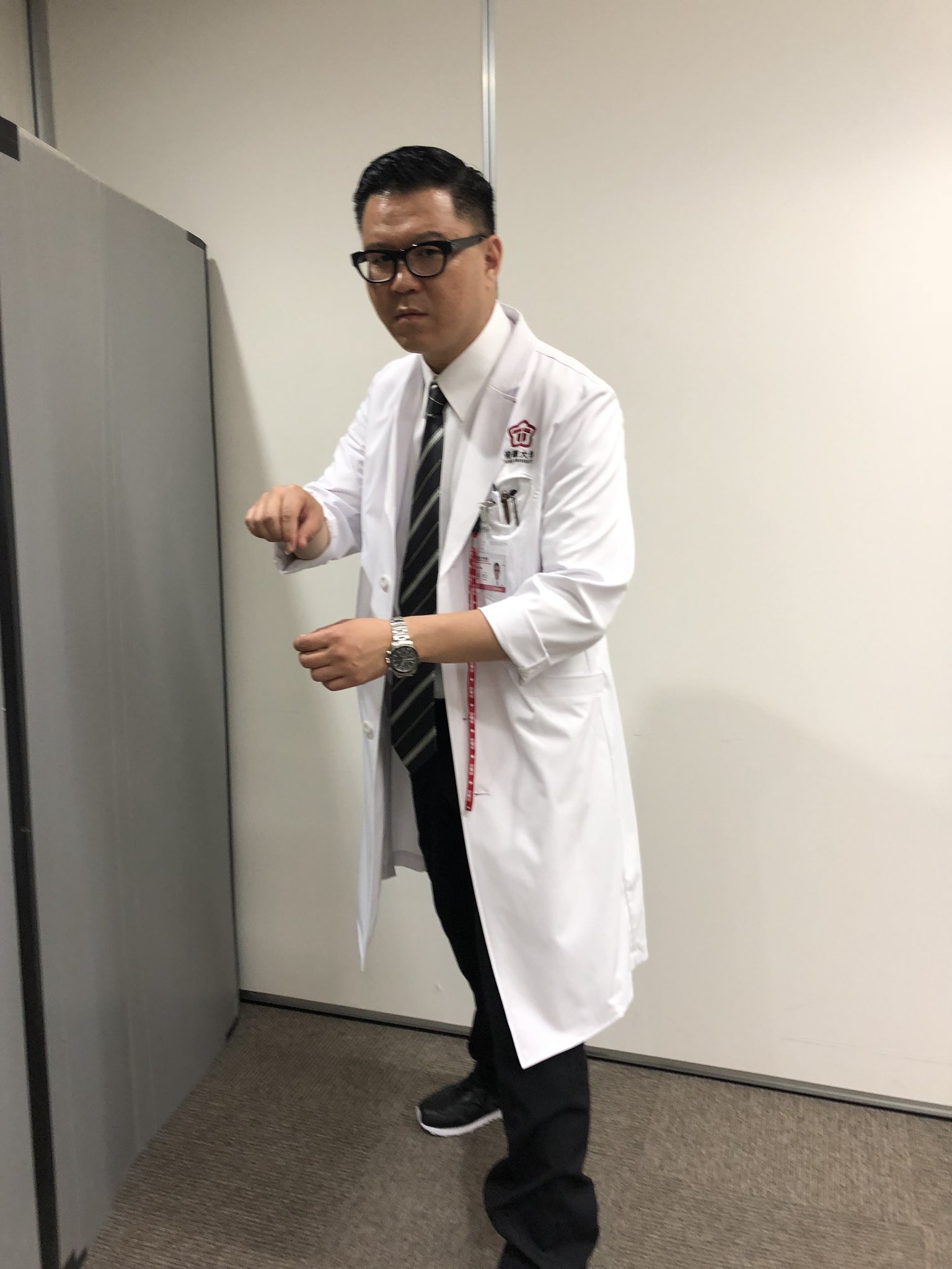 シソンヌ 長谷川忍 ブラックペアン見ていただけましたか 情けない役でしが自分は違和感なく受け入れる事が出来ました 渡海先生の圧に何度か気を失いかけましたが何とか最後まで演じきれました また機会があればよろしくお願いします 写真はオペの自主練